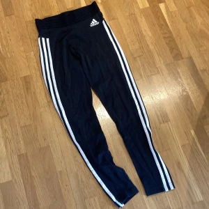 Träningstights  - Adidas träningstights i bomull med bred linning  Strl bortklippt men tror xs