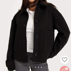 Short pocket jacket från Nelly, slutsåld i XXS - S, denna är i XXS men är mer som en XS! Köptes för 699 kr, använd 1 gång så är som ny 🫶🏽 köp sker via ”köp nu” så finns annonsen kvar så finns jackan kvar