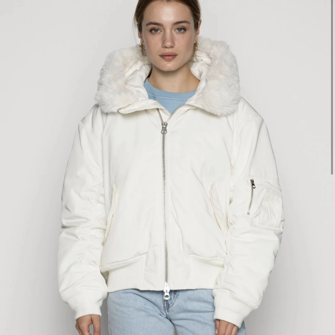 Vit bomber jacka med päls 
