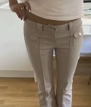 Söker dessa Hm jeans! - Söker dessa Hm cargo jeans! Storlek 32 eller 34. Till rimlig pris! Hör gärna av dig om du har ett par i beige eller ljusblå färg!🙏