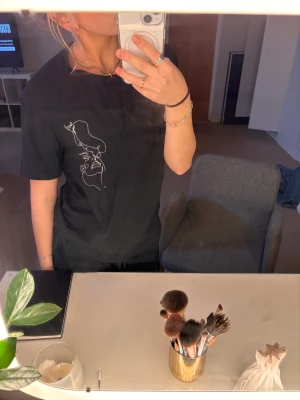 Svart t-shirt med vit detalj - Jättefin ovesized tröja som jag tyvärr inte använder längre