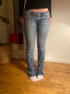 Lågmidjade jeans - Ett par blåa deseljeans, väldigt lågmidjade. Y2k, fina mönster på bakfickorna, jag e 167 och dom e långa på mig nypris 1500kr men säljer dom för 850kr modellen på dom är lowky Betala först 