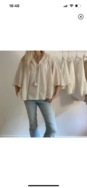 Blus - Skriv privat för frågor! Står ingen storlek men skulle gissa på S/M!