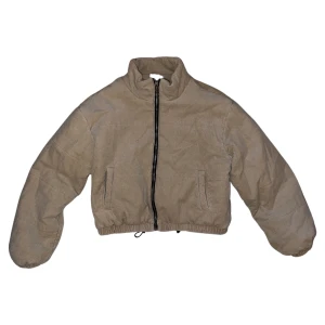 JACKA - Croppad jacka i manchester. Märkt stl m men passar xs-s. Aldrig använd då den är för liten på mig 