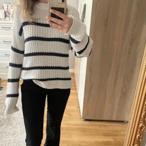 Stickad tröja - En super fin stickad tröja från Lager 157. Säljer den då jag tycker att den är lite för stor🤍