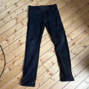 Raka jeans - Säljer ett par midwaist, svarta och raka jeans som inte kommer till användning längre🌟