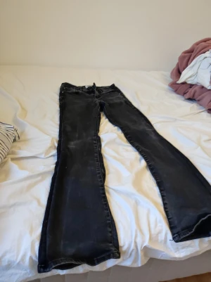 Svarta flair jeans - Säljer dessa svarta byxor,från lager 157. För att jag inte använder dom.Fläckarna ni ser tvättar jag så glatt😻