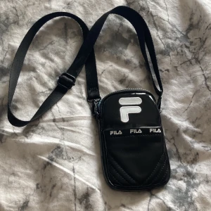 Fila väska  - Fin liten svart fila väska!❤️ Jag vet inte vad ord priset är men det går säkert att kolla upp!💗💗