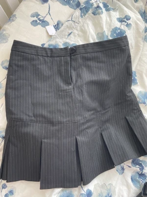 Mini skjol - Söt mini kjol som tyvärr inte passar, köpt second hand! Säljer billigt även fast den är oanvänd! Köp gärna via ”köp nu”!