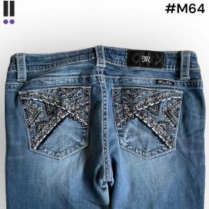 MissMe jeans i model Boot 💜 Tag 31W 💜Midja (rakt över) 41cm 💜 Innerben 81cm 💜 Ytterben 106cm 💜 Benöppning 21cm 💜 Nedgågna 💜Våra mått blir W=32, L=31 💜 Men jämför alltid måtten💜M64