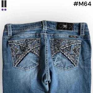 M64 lågmidjade bootcut missme jeans  - MissMe jeans i model Boot 💜 Tag 31W 💜Midja (rakt över) 41cm 💜 Innerben 81cm 💜 Ytterben 106cm 💜 Benöppning 21cm 💜 Nedgågna 💜Våra mått blir W=32, L=31 💜 Men jämför alltid måtten💜M64