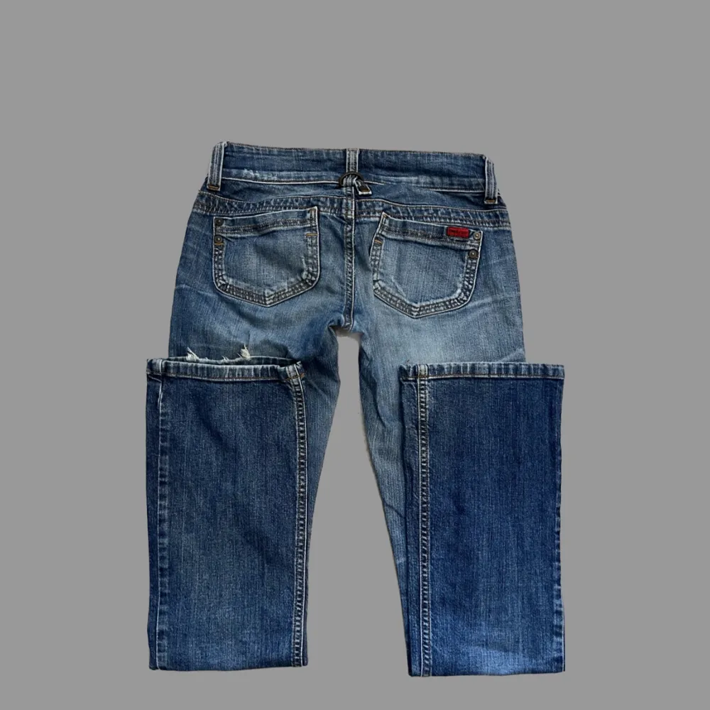 Så snygga lågmidjade y2k bootcut jeans från Only! midjemåttet: 38cm tvärsöver innerbenslängd: 80cm! Har ingen bild på då de är för smala!. Jeans & Byxor.