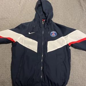 Psg regn-/vindjacka - Säljs då den inte kommer till någon användning längre. Storlek medium men passar också small då den är hyfsat liten i storleken. 