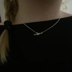 L8H halsband - Halsband från Lotta Hasselblad! Säljer då det ej kommer till användning längre. Kedja: 40cm  Presentask medföljer❤️