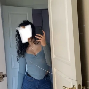 Söt stickad tröja - Säljer min jättefina kadettblåa stickade tröja! Älskar verkligen materialet då det är supermjukt men använder den tyvärr inte och söker därför ny ägare för ett billigt pris! Passar bra till höst och varmare vinter, skriv för mer info och vid intresse🤍💭🎧