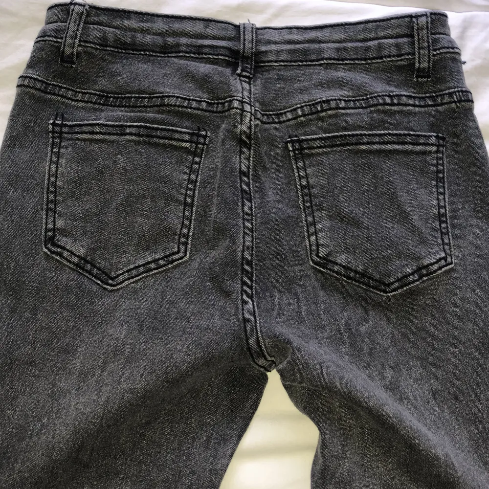 Lågmidjade bootcut jeans med slitning på låret. Innerbenslängd ca 80cm. Midjemått ca 70cm. Vikt ca 440g.. Jeans & Byxor.