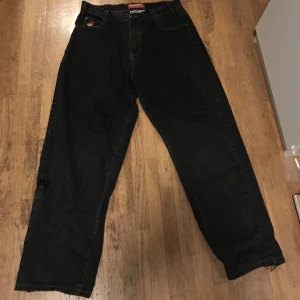 ⬛️Butter jeans ⬛️ - Säljer nu min svarta baggy butter gods jeans. Dom är riktigt snygg super snygga så ditaljer som insidan av fickorna dom har ett coolt mönster där. Dom har att hål på bent men det är inte så stort kanske lite större än en 5 krona😇😇😇