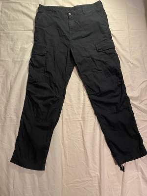Carhartt cargos - Säljer dessa carhartt regular cargos. De är använda men i bra skick: 8/10. Skriv dm för frågor eller mer bilder.