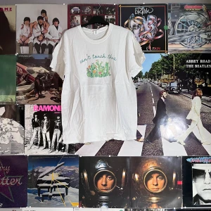 Vintage tröja - Otorlig bra Cond! Snyggt tryck och perfekt för allt möjligt! Dm vid frågor:)