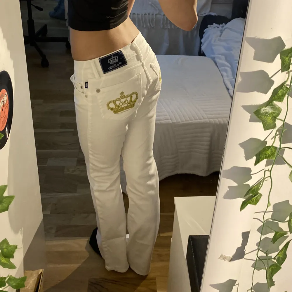 finaste vb jeansen. vita, guldiga kronor. lågmidjade och bootcut modell. har sytt upp de så att de passar mig som är ca 165. fint skick!! midjemått: 35cm innerbenslängd: 72cm 🤍🪽. Jeans & Byxor.