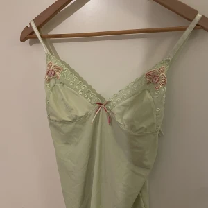 Linne  - Linne i ett badkläder likande material, så skön! Jätte fina detaljer! Fint skick  Står att det är L men skulle säga att det är s/m i passform 