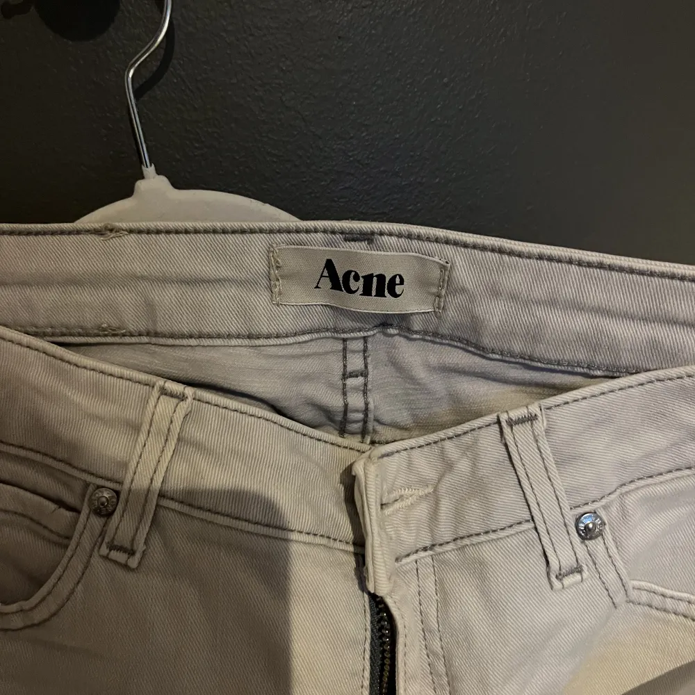 Ett par lågmidjade tajta jeans från acne. Köpta för ett tag sedan därför försäljning. Kan inte fota de på pga för små. Men de är super trendiga och snygga på. PS: långa i längden . Jeans & Byxor.