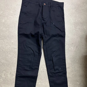 Kostymbyxor - Ett par mörkblåa kostymbyxor. Inte köpta från Sverige. Storlek S