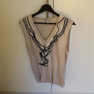 Volang tröja - Volang tröja i storlek L från H&M. Har tyvärr en liten fläck som kanske går bort. Ganska använd men inget man ser 