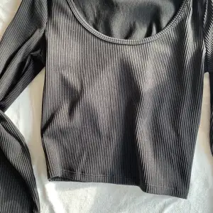 En jätte fin svart croptop tröja från Hm🖤 Aldrig använd🫶🏻🫶🏻