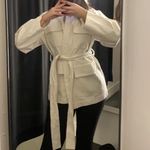 Vit/beige jeansjacka från ginatricot  - Vit/beige jeansjacka från ginatricot i storlek S. Lite skrynklig men annars i nyskick då den endast är använd vid ett tillfälle. Pris: 200 kr. Köparen står för frakten. 