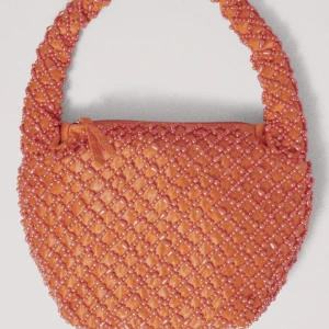 Orange väska med pärlor  - Jätte snygg väska från NA-KD, slutsåld just nu🧡 Använd 2 ggr, originalpris : 549kr