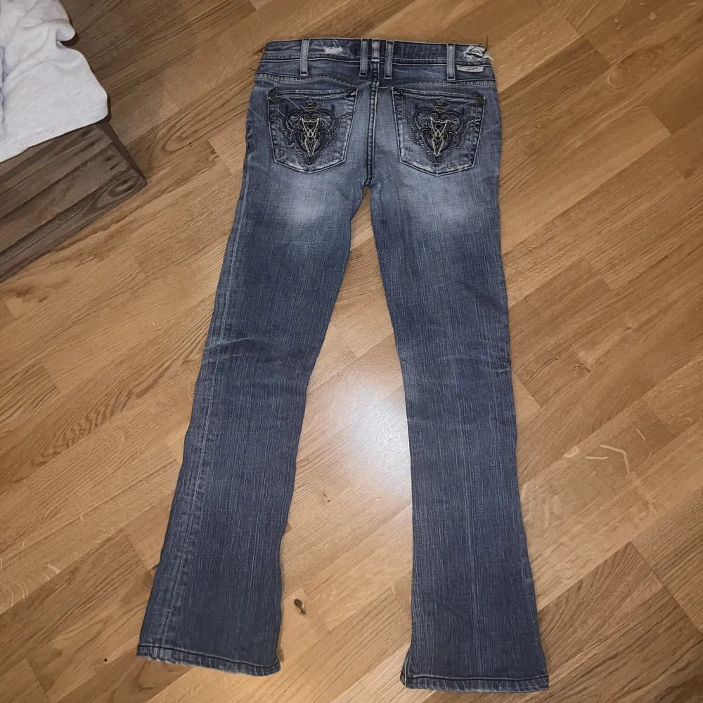 Jättesnygga lowwaist jeans med snygg brodering på bakfickorna💕midjemåttet är 35cm och innerbenslängden är 110cm💕. Jeans & Byxor.