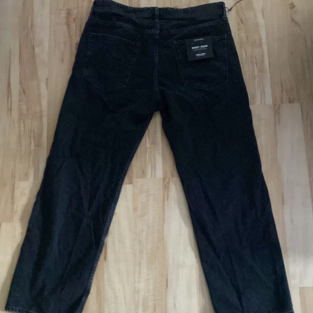 Helt nyskick aldrig använd då de inte passade mig.  Storlek 36/32 Köpt för 500 kr Vissa av lapparna som man ska dra av sitter kvar på byxorna  . Jeans & Byxor.