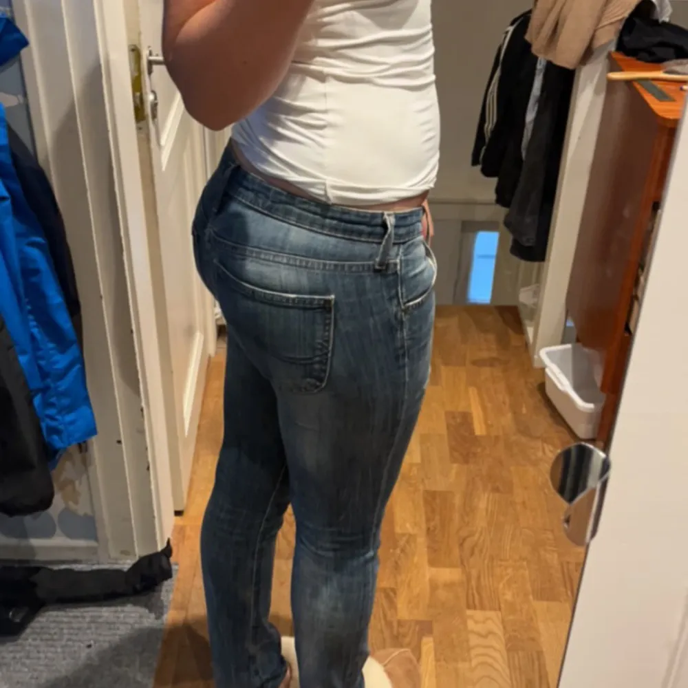 Säljer mina lee jeans som tyvärr är lite små för mig det är därför de ser lite väl tighta på mig. Jättefina men kommer tyvärr inte till användning! . Jeans & Byxor.