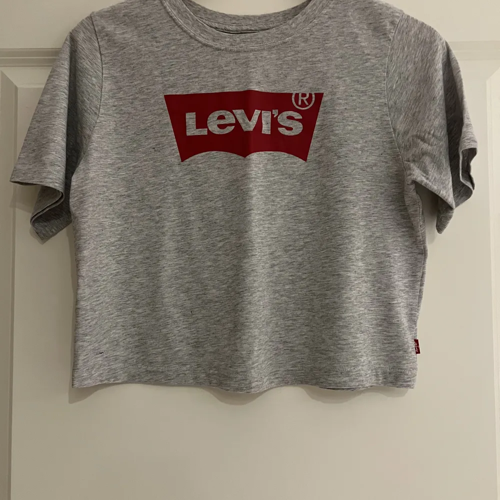 Säljer denna t-shirt/magtröja från Levis ganska andvänd men fint skick och inga defekter!. T-shirts.
