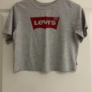 Säljer denna t-shirt/magtröja från Levis ganska andvänd men fint skick och inga defekter!
