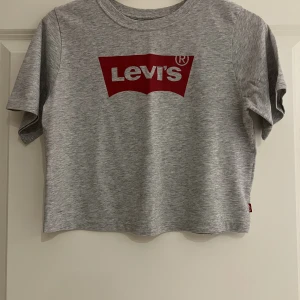 Levis tröja  - Säljer denna t-shirt/magtröja från Levis ganska andvänd men fint skick och inga defekter!
