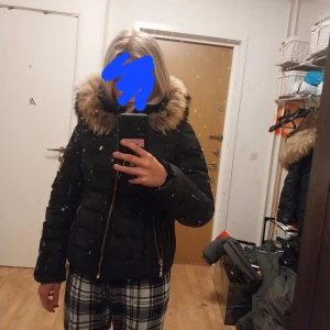 Hollister jacka - Äkta hollister jacka värd 5000 ny säljer den för minst 500:- eller byter mot något väldigt bra det är storlek 34 men den passar mig som har storlek 36-39 och den e rätt stor i storleken jag  är va 163 o jackan slutar ovanför min rumpa pris fixar viprivat 