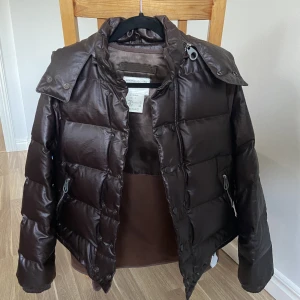 Miharayasuhiro 3 i 1 jacka - Sällsynt mihara yasuhiro jacka finns bara en online att köpa och det är denna. Går att zippa up så att det blir en väst och går att ta bort luvan. Pris kan diskuteras, skriv ifall ni har någon fråga.