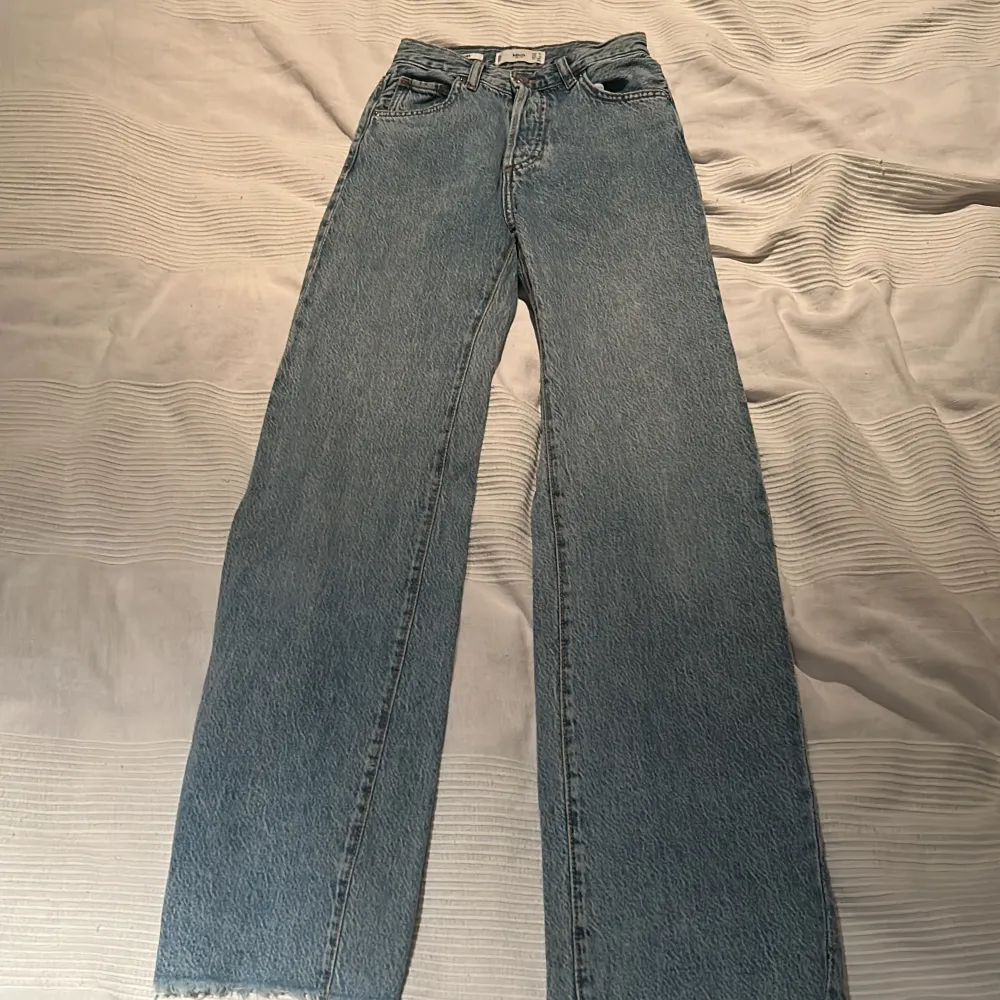 Säljer par hög midjade wide leg jeans från mango i storlek 32 pga att jag inte använder de längre💖. Jeans & Byxor.