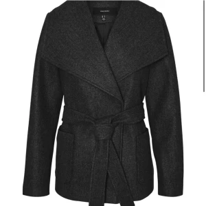 Vero Moda kappa - Populära jackan från Vero Moda i storlek S. Helt oanvänd, säljer då jag hittat en annan jacka🫶 Nypris 699, säljer för 450