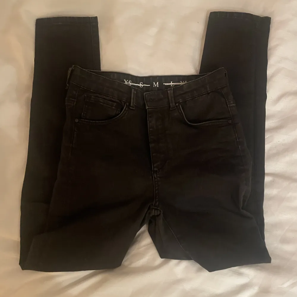 Svarta jeans, högmidjade. Rensar garderoben, använd gärna köp nu💕. Jeans & Byxor.