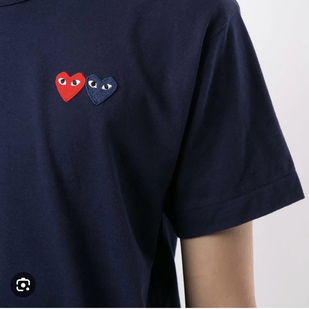 Säljer min riktigt snygga mörkblå cdg t shirt som e köpt från Paul and friends i NK. Den är i super fint skick då den är sparsamt använd ! Skriv vid frågor och för fler bilder. Kan köra paket pris på denna och min grå acne t shirt. Nypris 1400.. T-shirts.