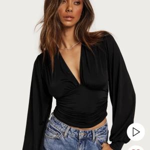 Svart topp - Svart topp från nelly, storlek M, knappt använd💓