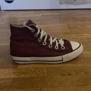 Vinterconverse❤️ - Fina vinröda vinterconverse❤️ De är i bra skick då jag bara har använt de en säsong! De är äkta och jag köpte de på Länna sport! Nypris på dem är lite mer än 1000 kr.Om du vill ha mer bilder på tex. Baksidan eller under så är det bara att skriva, passar 38
