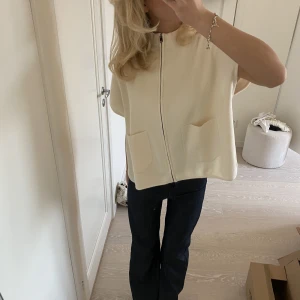 Poncho  - Såå fin kofta/ poncho från zara, storlek 140 men sitter som en xs🥰 sparsamt använd 