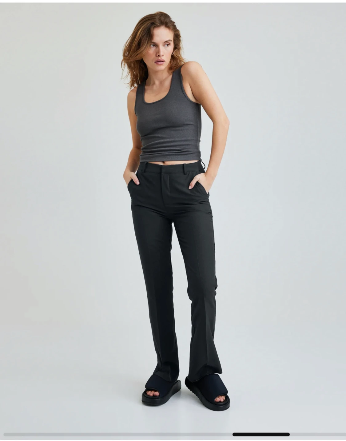 Högmidjade kostymbyxor från bikbok