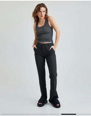 Högmidjade kostymbyxor från bikbok - Väldigt sköna och fina kostymbyxor från bikbok, säljer då dom är för små. 💕Ordinarie pris 500 säljer för 300. Skicka för mer bilder, köparen står för frakten💕💕