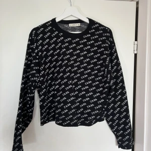 Stickad tröja med zara mönster - En tunnare stickad tröja från zara med mönster ”zara” över hela tröjan. Storlek m, lite kortare modell 