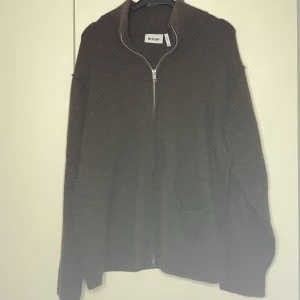 Cardigan från Weekday - Väldigt fin cardigan från Weekday som inte kommer till användning längre. Använd fåtal gånger.   Storlek: M